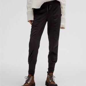 [SOLD] NWT Lululemon Dance Studio Mid-Rise 7/8 Jogger | Size 4 | Black